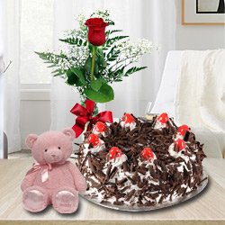Delicious Cake with charming Red Roses and cute Te...