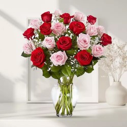 Sweetheart Floral Arrangement in a Glass Vase to Garia Sweetheart Floral Arrangement in a Glass Vase to Garia