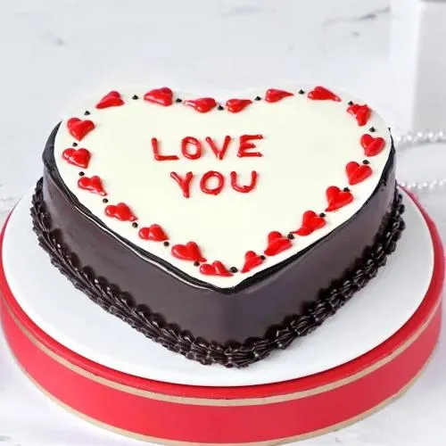 Garnished Chocolate Flavor Cake in Heart Shape