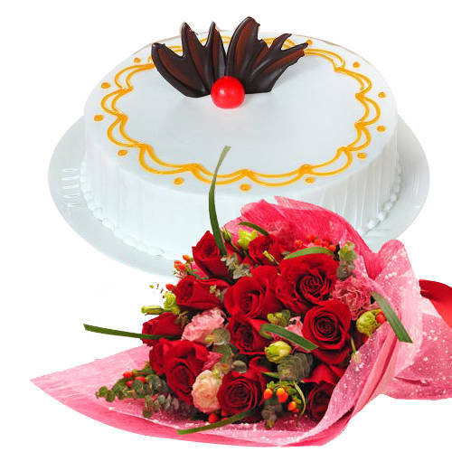 Pristine Red Roses Bunch with Vanilla Cake Pristine Red Roses Bunch with Vanilla Cake