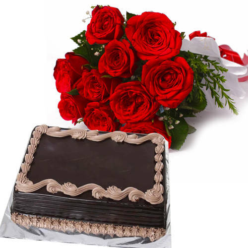 Delightful Chocolaty Cake with Red Roses Hand Bunch Delightful Chocolaty Cake with Red Roses Hand Bunch
