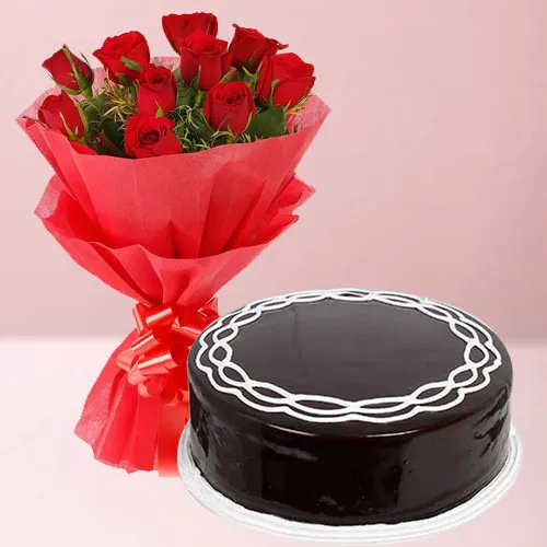 Yummy Chocolate Cake with Rose Bouquet