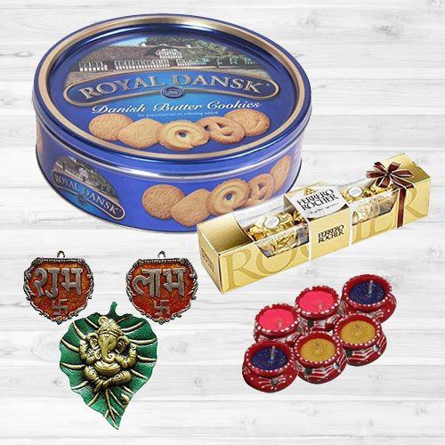 Precious Arrangement of Festive Gift Items Precious Arrangement of Festive Gift Items