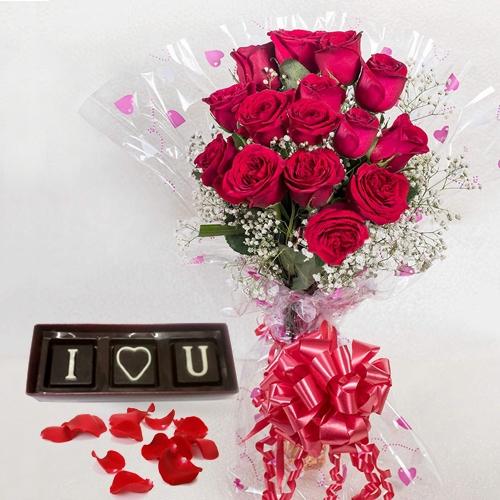 Appealing Red Roses Bunch with Handmade Chocolates Gift Combo Appealing Red Roses Bunch with Handmade Chocolates Gift Combo