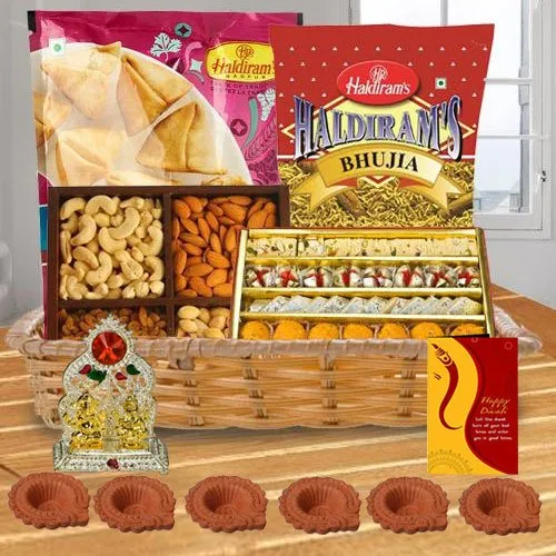 Exclusive Sweets N Snacks Gift Hamper