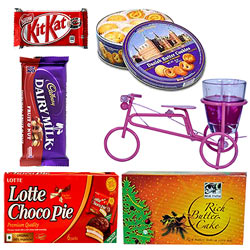 Sophisticated Christmas Arrangement with Mouth-Watering Taste Sophisticated Christmas Arrangement with Mouth-Watering Taste