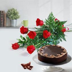 Pleasurable Chocolate Cake with Red Roses Bouquet Pleasurable Chocolate Cake with Red Roses Bouquet