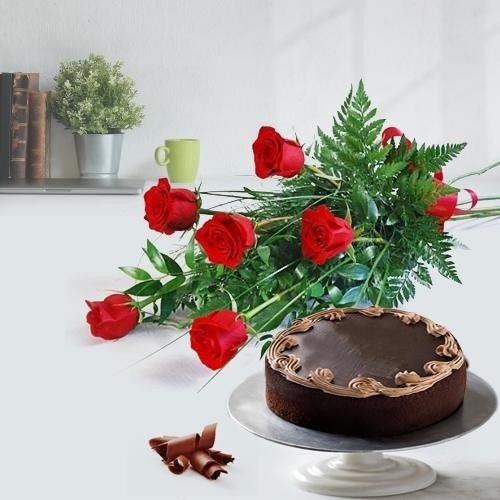 Pleasurable Chocolate Cake with Red Roses Bouquet Pleasurable Chocolate Cake with Red Roses Bouquet