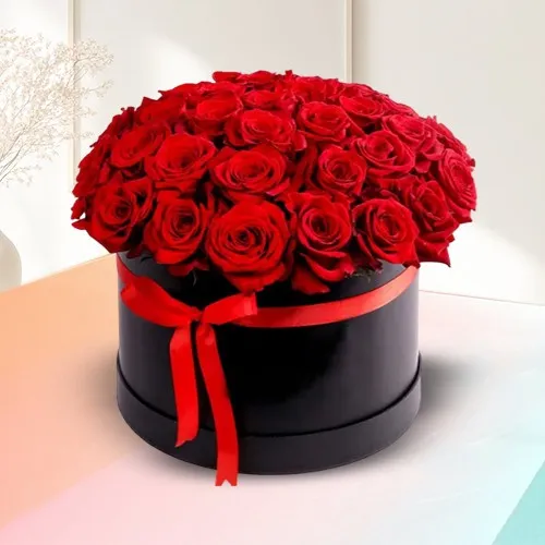 Beautiful Arrangement of Red Roses in Black Hat Box