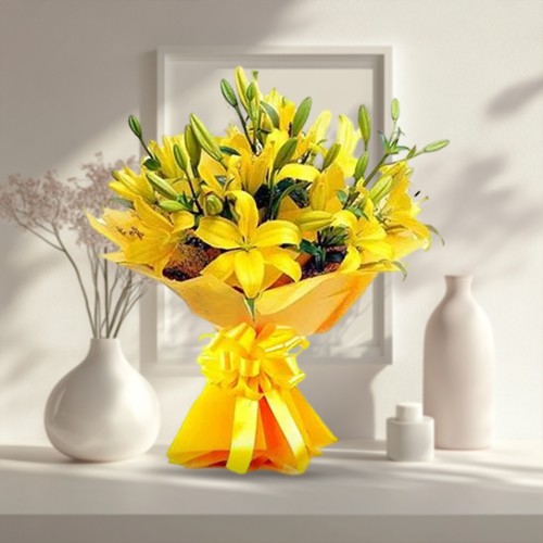 Fresh Hand Bunch of Yellow Lilies
Fresh Hand Bunch of Yellow Lilies