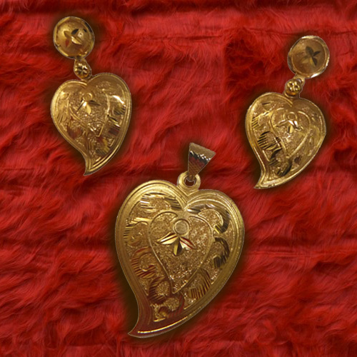 Traditional Heart Framed Gold Tone Metal Earrings and Pendant Set Traditional Heart Framed Gold Tone Metal Earrings and Pendant Set