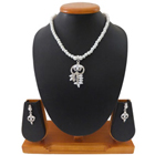 Outstanding Necklace Set Styled with White Pearls Outstanding Necklace Set Styled with White Pearls