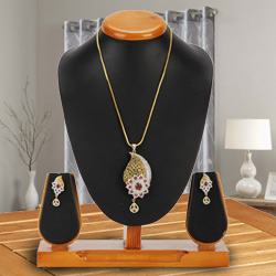 Priceless Mesmerize Pendent and Earrings Set Priceless Mesmerize Pendent and Earrings Set