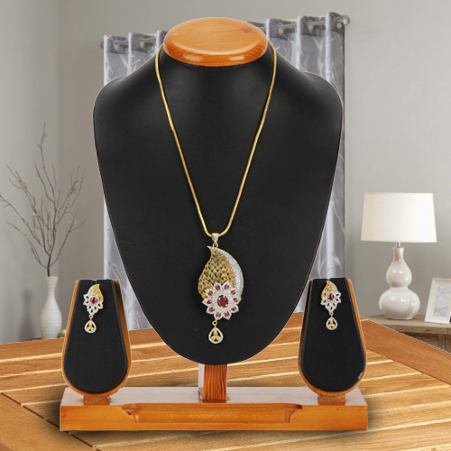 Priceless Mesmerize Pendent and Earrings Set Priceless Mesmerize Pendent and Earrings Set