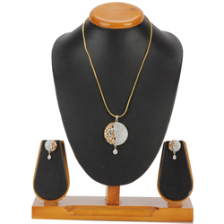 Delicate Attraction Pendent and Earrings Set Delicate Attraction Pendent and Earrings Set