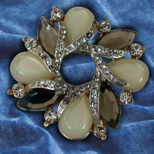 Arousing Avon Opal Rhinestone Brooch Cum Pendant<br> Arousing Avon Opal Rhinestone Brooch Cum Pendant<br>