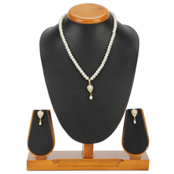 Designer Pearl Set with Necklace & Earrings Designer Pearl Set with Necklace & Earrings