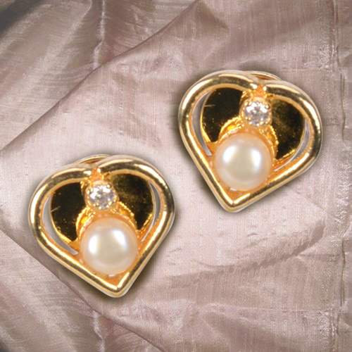 Dazzling Heart Shaped Pearl and American Diamond Pair of Earrings Dazzling Heart Shaped Pearl and American Diamond Pair of Earrings