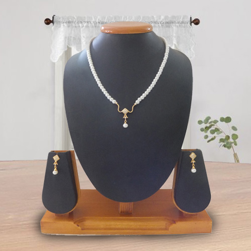 Eye-Catching Pearl Pendent Set with Earring Eye-Catching Pearl Pendent Set with Earring