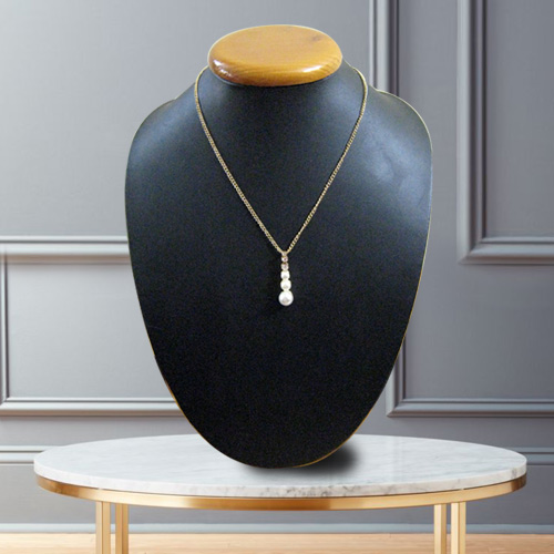Avon’s Magnetic Trim Pearl Neckpiece Avon’s Magnetic Trim Pearl Neckpiece