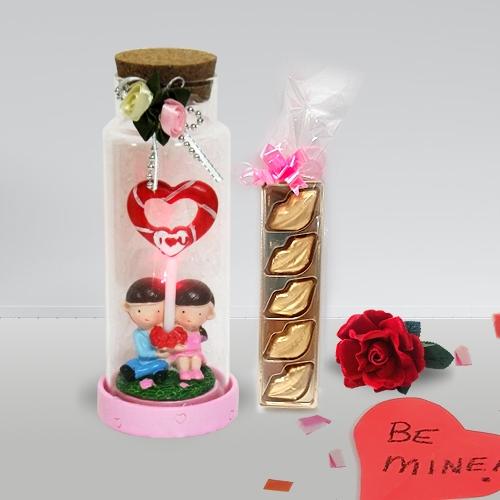Wonder of Love Jar with a 5 pcs Lip Shaped Hand Made Chocolate & a Free Velvet Rose Wonder of Love Jar with a 5 pcs Lip Shaped Hand Made Chocolate & a Free Velvet Rose