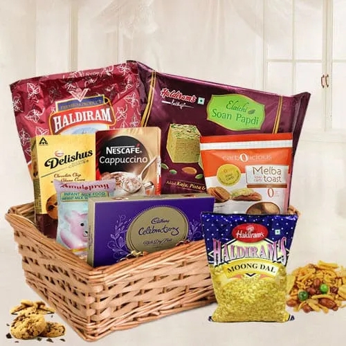 Amazing Hamper Basket with Assorted Items Amazing Hamper Basket with Assorted Items