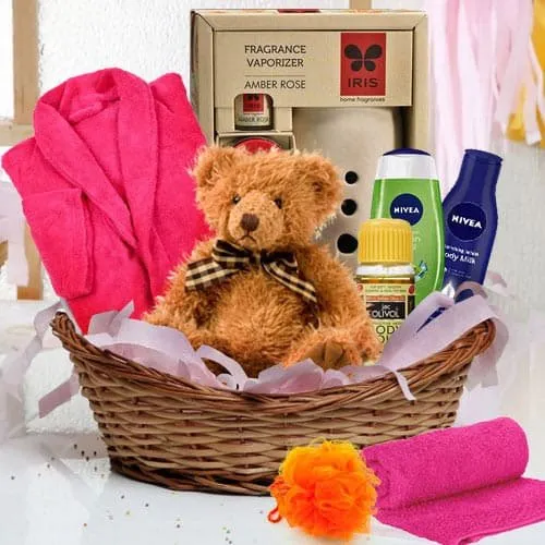 Attractive Bathing Accessories Gifts Basket for Mom