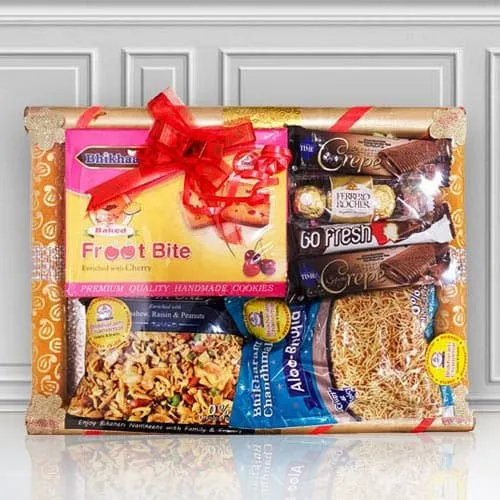 Lip-Smacking Sweet n Namkeen Gift Basket for Mummy Lip-Smacking Sweet n Namkeen Gift Basket for Mummy