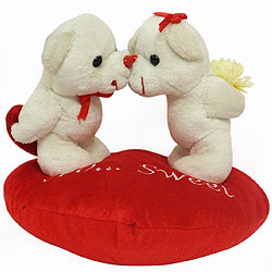Eye Candy Kissing Couple on Heart Eye Candy Kissing Couple on Heart