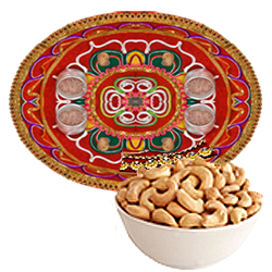 Eye-Catching Gift of Spicy Cashew Nuts with One Thali Eye-Catching Gift of Spicy Cashew Nuts with One Thali