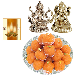 Laxmi Ganesh Idol with Boondi Laddoo Laxmi Ganesh Idol with Boondi Laddoo